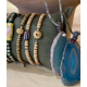 BRACELET EN PERLES DE BOIS ET BRELOQUE - LES FILLES DE COEUR 
