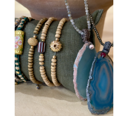 BRACELET EN PERLES DE BOIS ET BRELOQUE - LES FILLES DE COEUR 