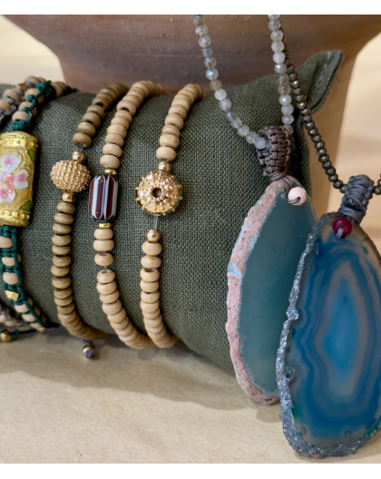 BRACELET EN PERLES DE BOIS ET BRELOQUE - LES FILLES DE COEUR 