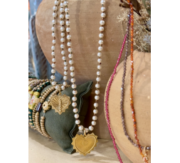 COLLIER PERLES NACREES BRELOQUE COEUR - LES FILLES DE COEUR