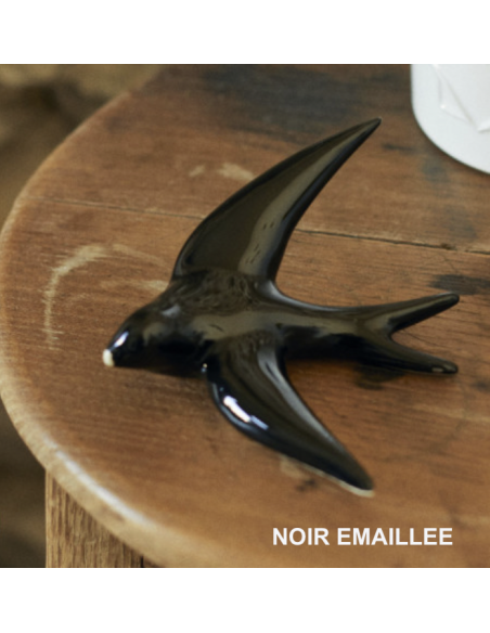 VOLAGE - MONOCHROMIC